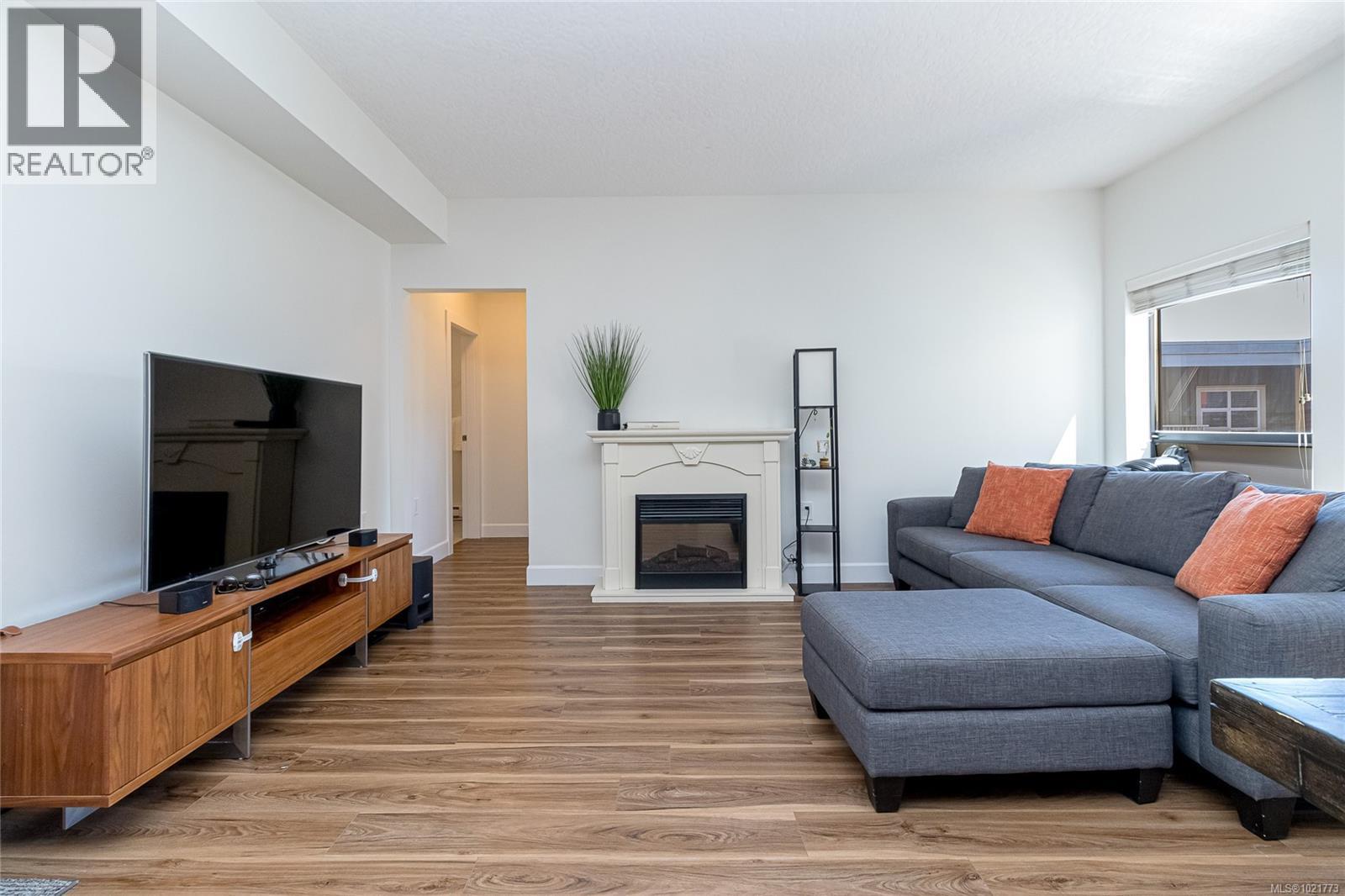 408 870 Short St, Saanich, BC - Indoor Photo Showing Living Room With Fireplace