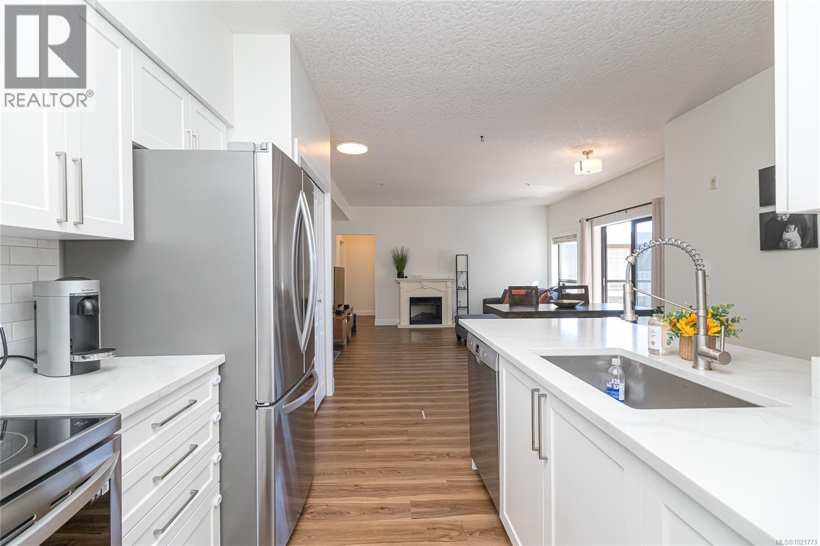 408 870 Short St, Saanich, BC - Indoor Photo Showing Kitchen