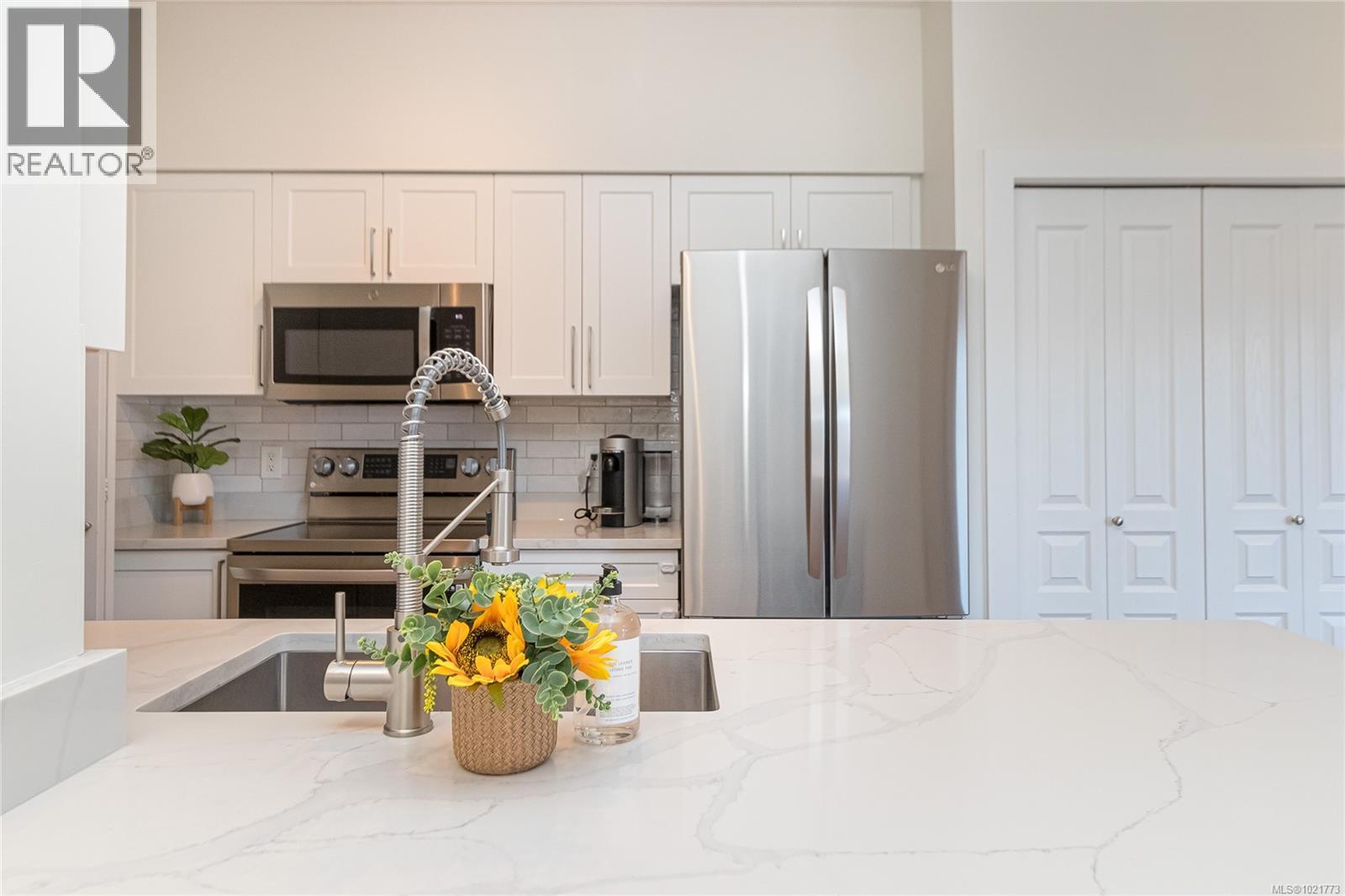 408 870 Short St, Saanich, BC - Indoor Photo Showing Kitchen With Double Sink With Upgraded Kitchen
