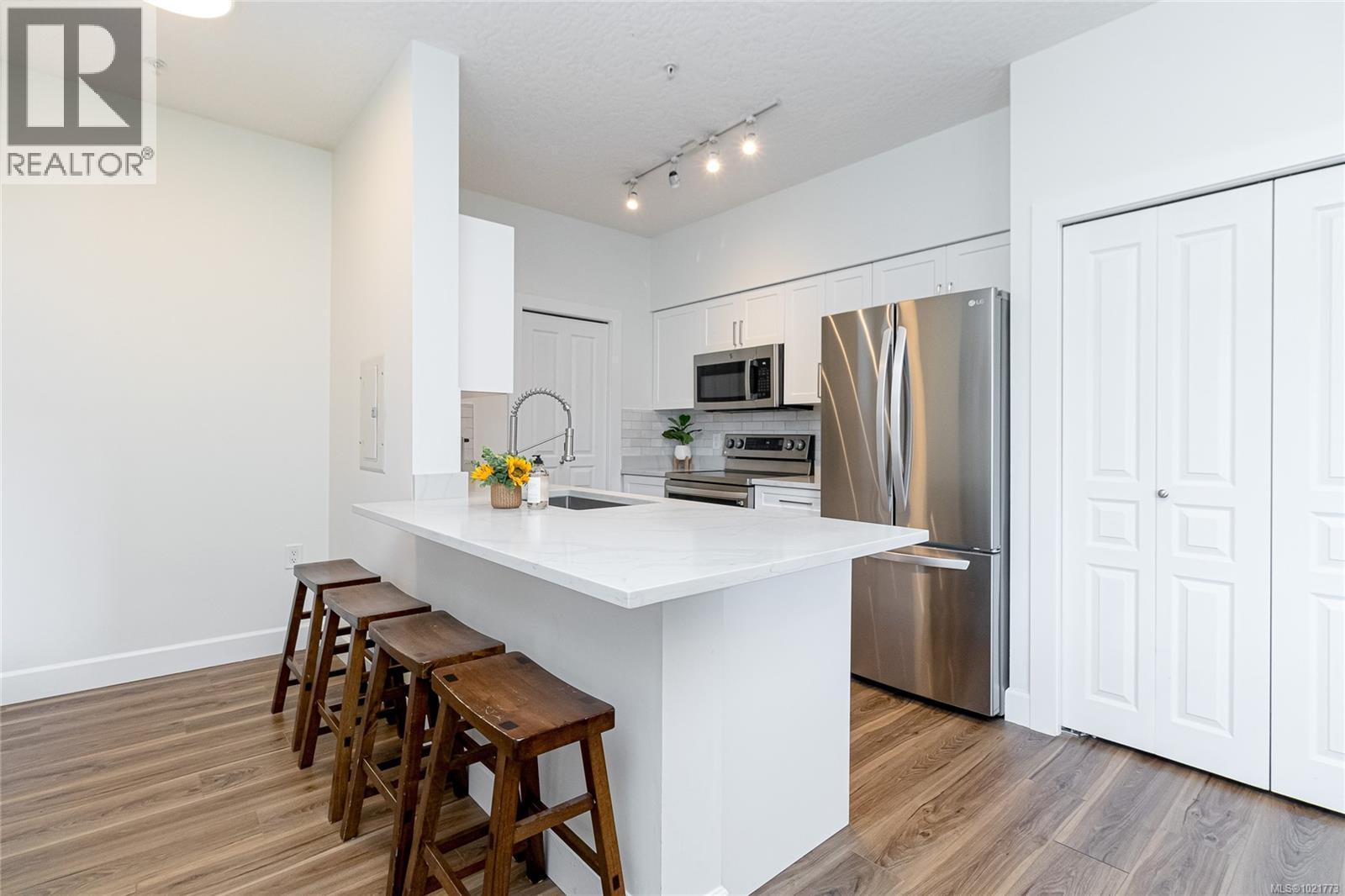 408 870 Short St, Saanich, BC - Indoor Photo Showing Kitchen
