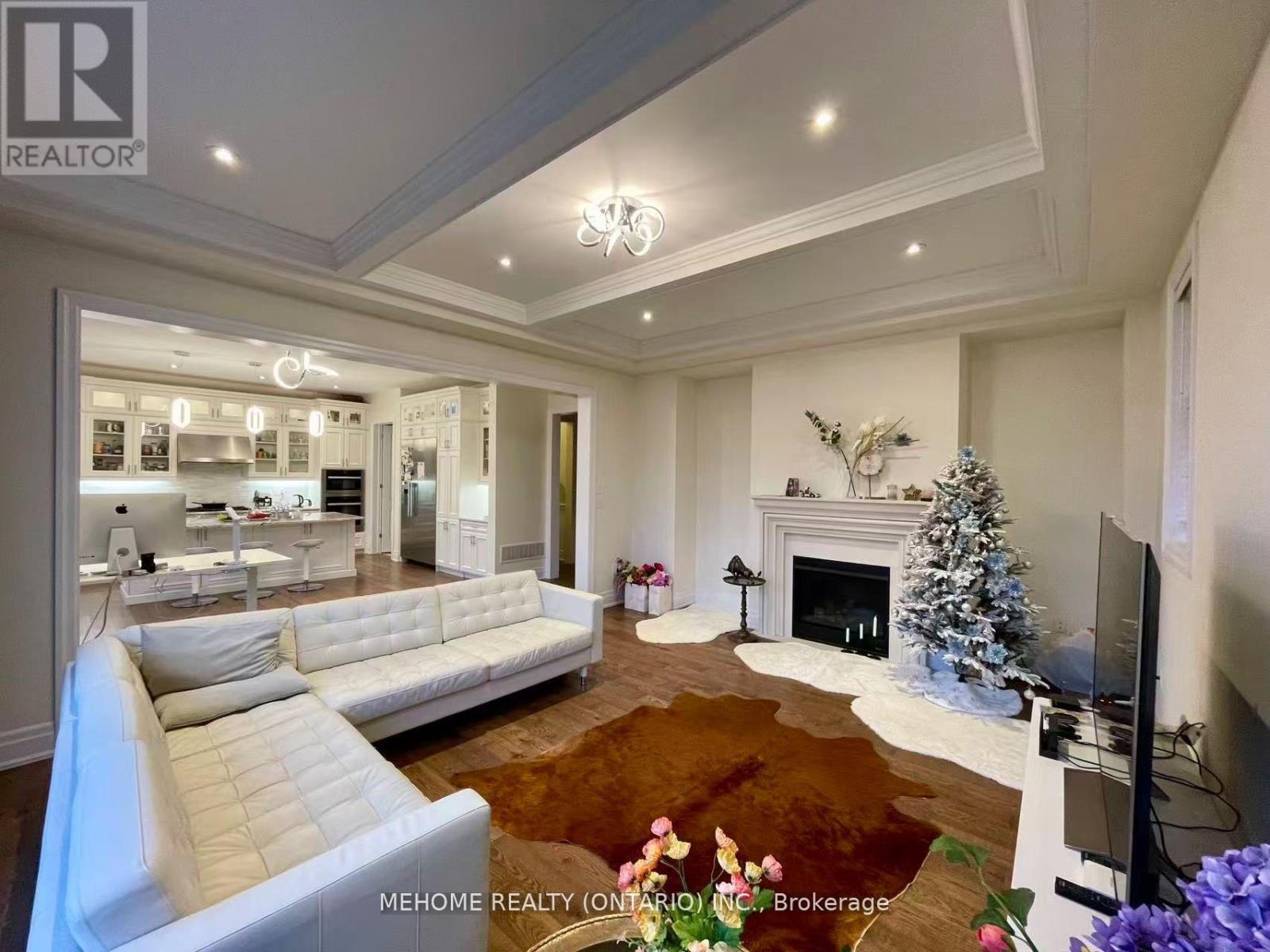 51 Bridgepointe Court, Aurora, ON - Indoor Photo Showing Living Room With Fireplace