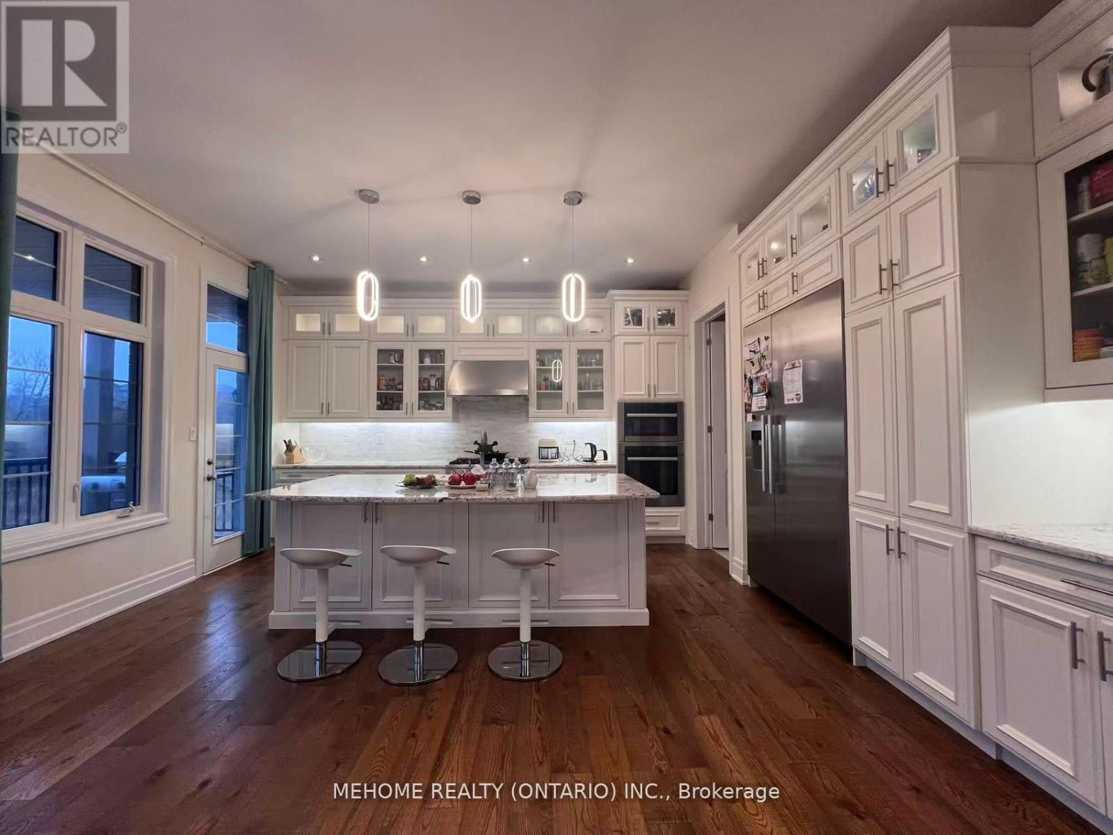 51 Bridgepointe Court, Aurora, ON - Indoor Photo Showing Kitchen With Upgraded Kitchen
