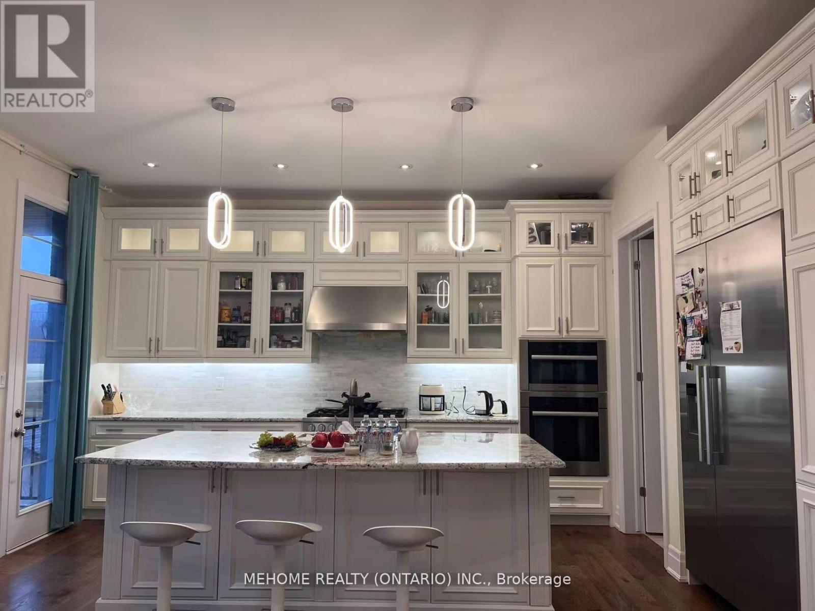 51 Bridgepointe Court, Aurora, ON - Indoor Photo Showing Kitchen With Upgraded Kitchen