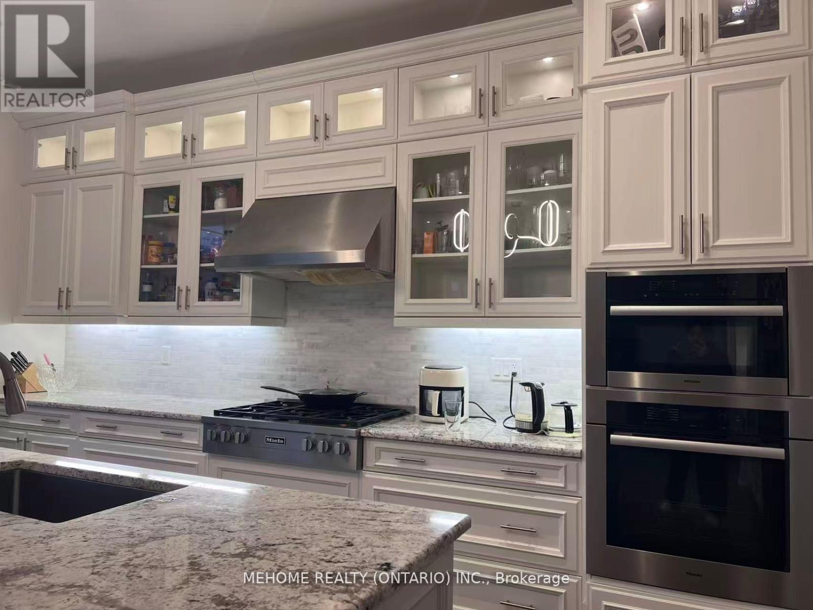 51 Bridgepointe Court, Aurora, ON - Indoor Photo Showing Kitchen With Upgraded Kitchen