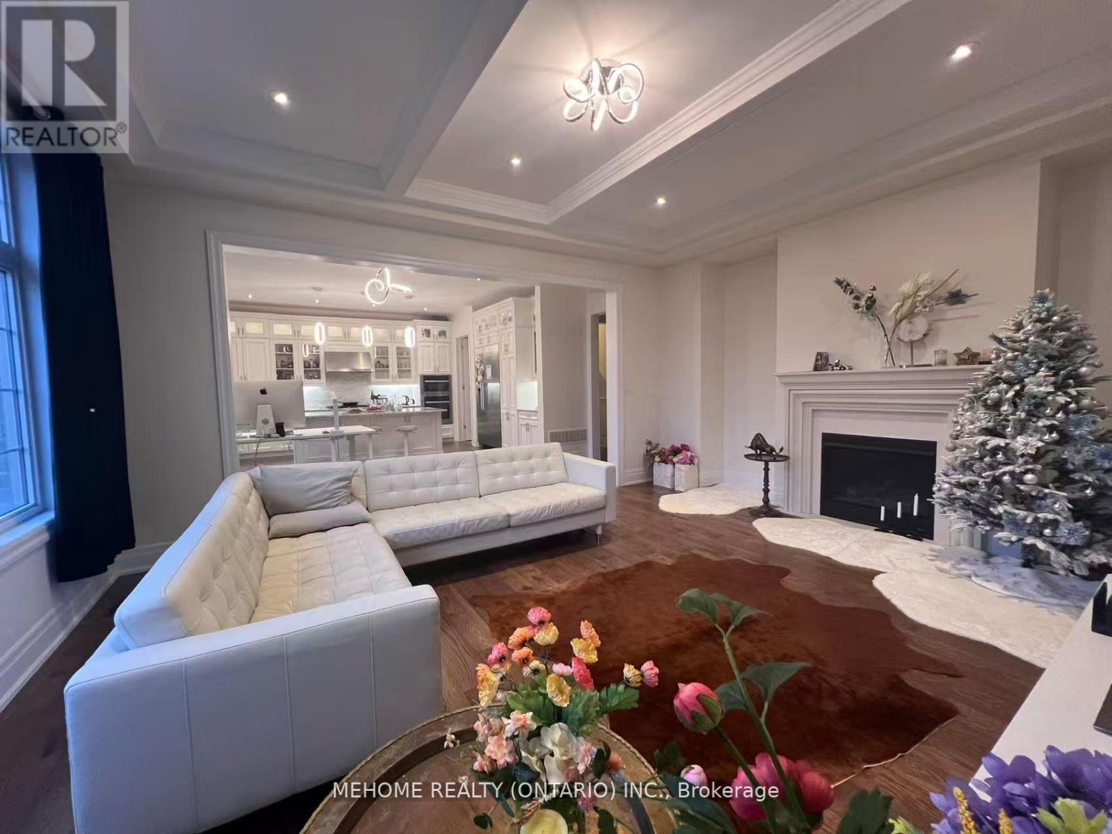 51 Bridgepointe Court, Aurora, ON - Indoor Photo Showing Living Room With Fireplace