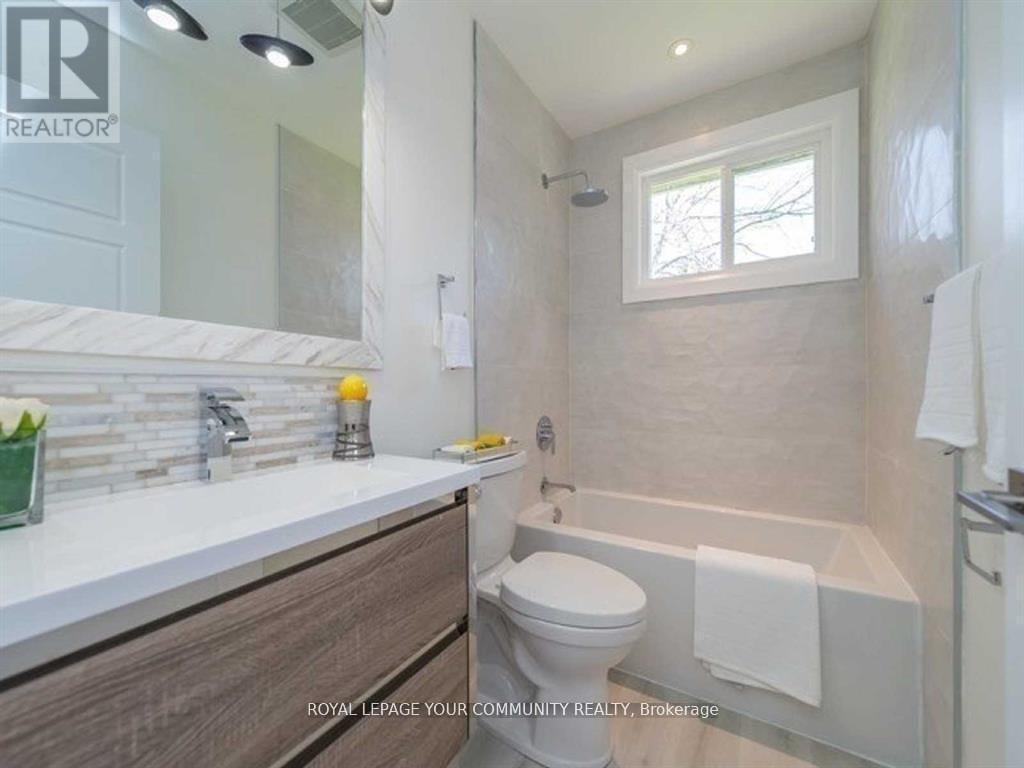 Main - 112 Murray Drive, Aurora, ON - Indoor Photo Showing Bathroom