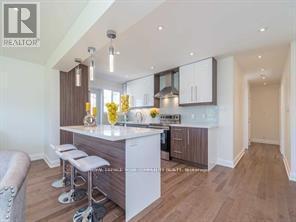 Main - 112 Murray Drive, Aurora, ON - Indoor Photo Showing Kitchen With Upgraded Kitchen
