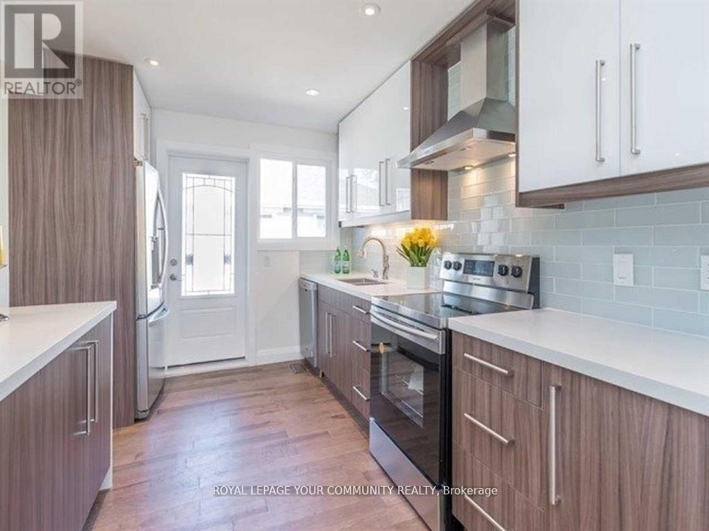 Main - 112 Murray Drive, Aurora, ON - Indoor Photo Showing Kitchen With Upgraded Kitchen