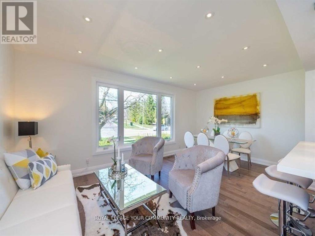 Main - 112 Murray Drive, Aurora, ON - Indoor Photo Showing Living Room