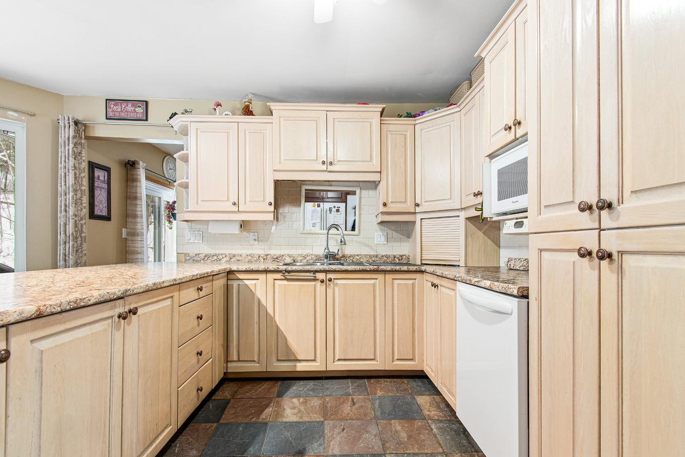 Kitchen - 58 Rue Binette, Brownsburg-Chatham, QC - Indoor Photo Showing Kitchen