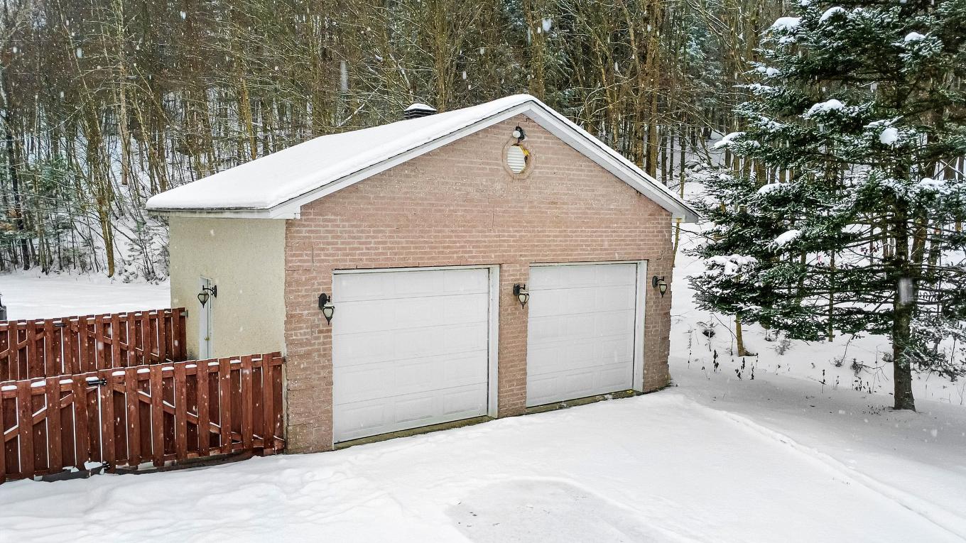 Garage - 58 Rue Binette, Brownsburg-Chatham, QC - Outdoor With Exterior