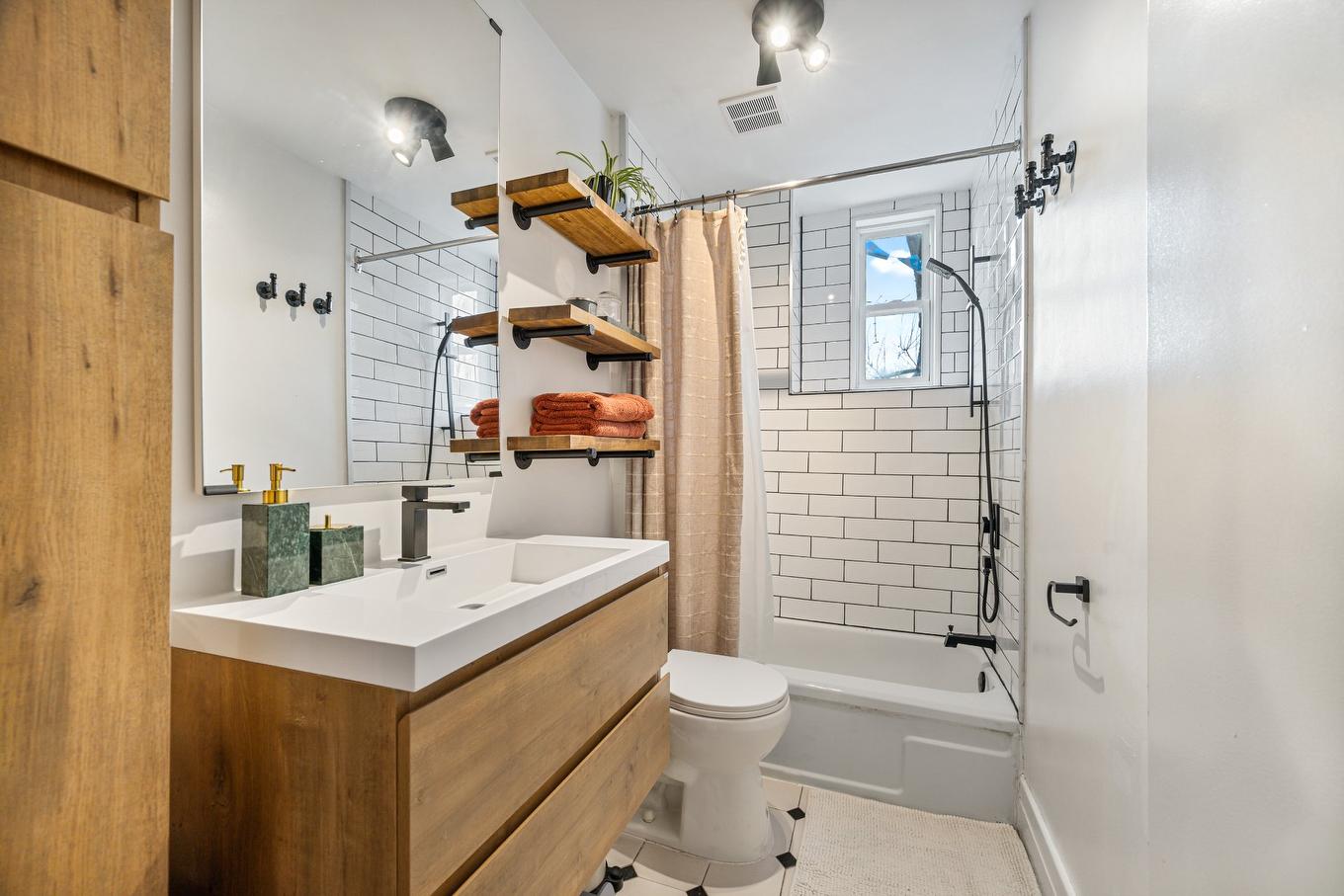 Bathroom - 2416 Av. D'Orléans, Montréal (Mercier/Hochelaga-Maisonneuve), QC - Indoor Photo Showing Bathroom