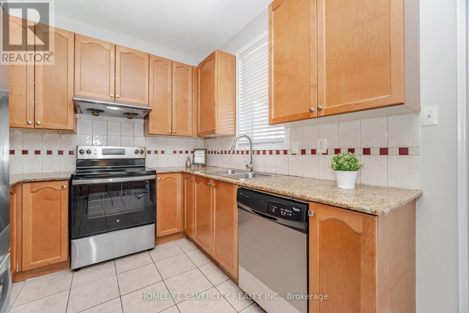 105 Aylesbury Drive, Brampton, ON - Indoor Photo Showing Kitchen With Double Sink