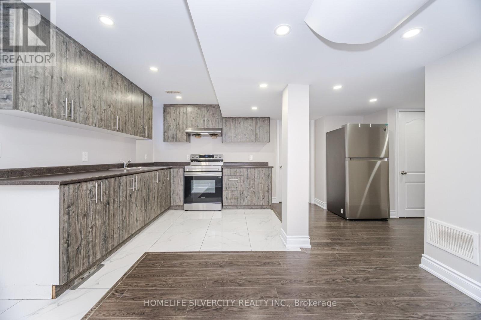 105 Aylesbury Drive, Brampton, ON - Indoor Photo Showing Kitchen