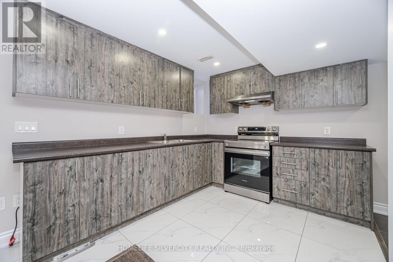 105 Aylesbury Drive, Brampton, ON - Indoor Photo Showing Kitchen