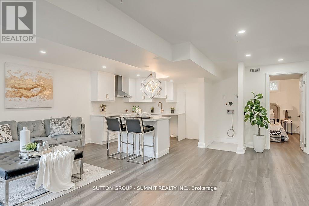 16 Upper Canada Drive, Kitchener, ON - Indoor Photo Showing Living Room