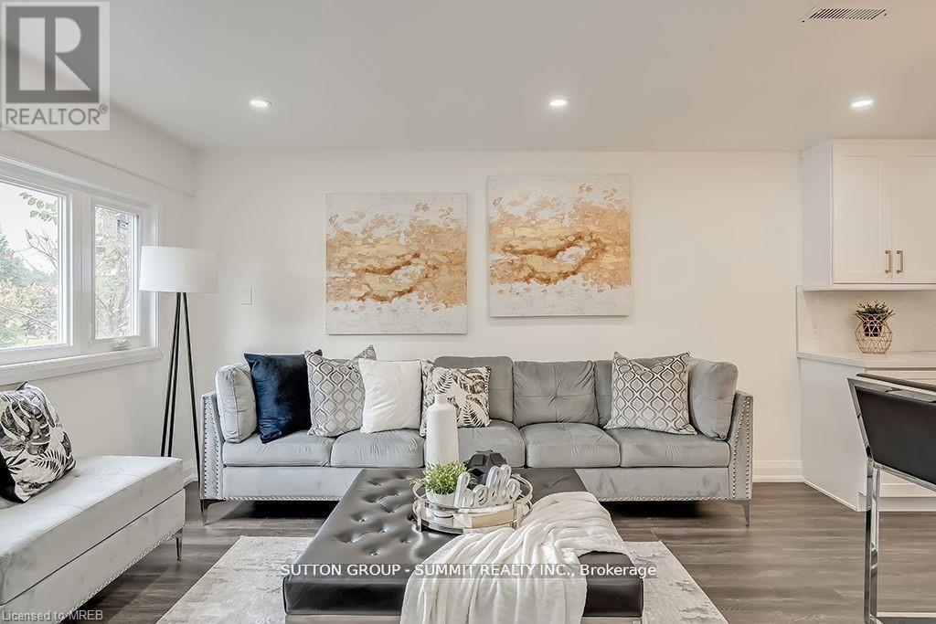 16 Upper Canada Drive, Kitchener, ON - Indoor Photo Showing Living Room