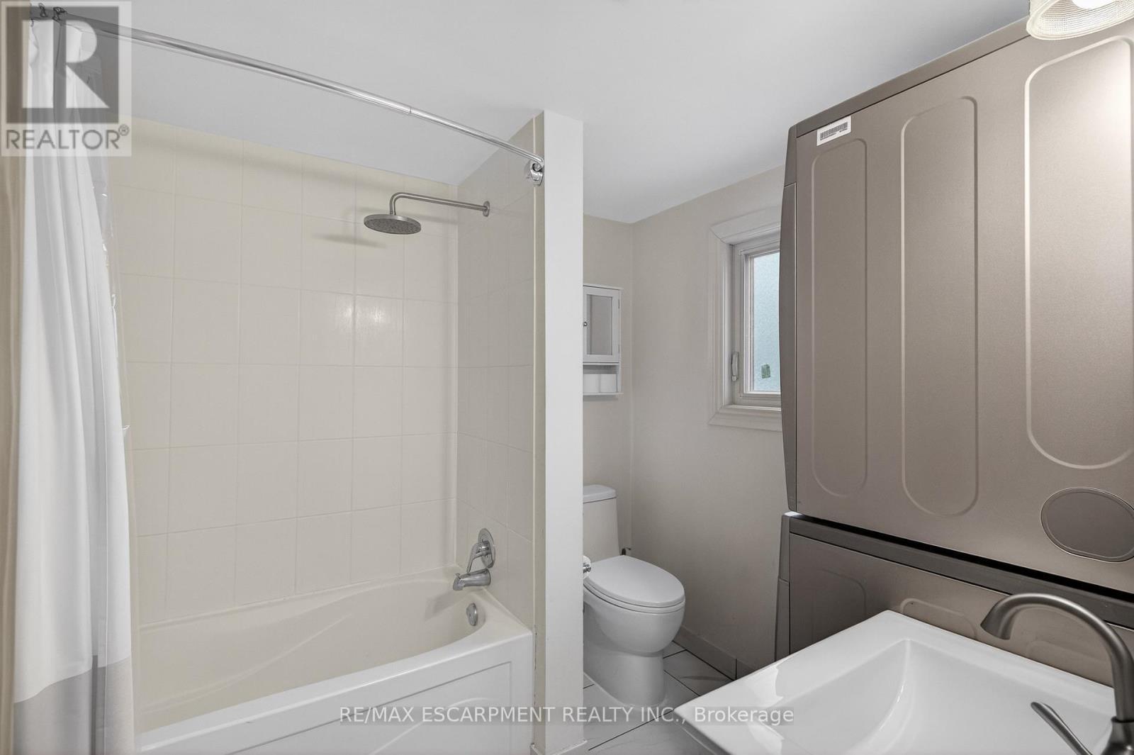 14 Lochearne Street, Hamilton, ON - Indoor Photo Showing Bathroom