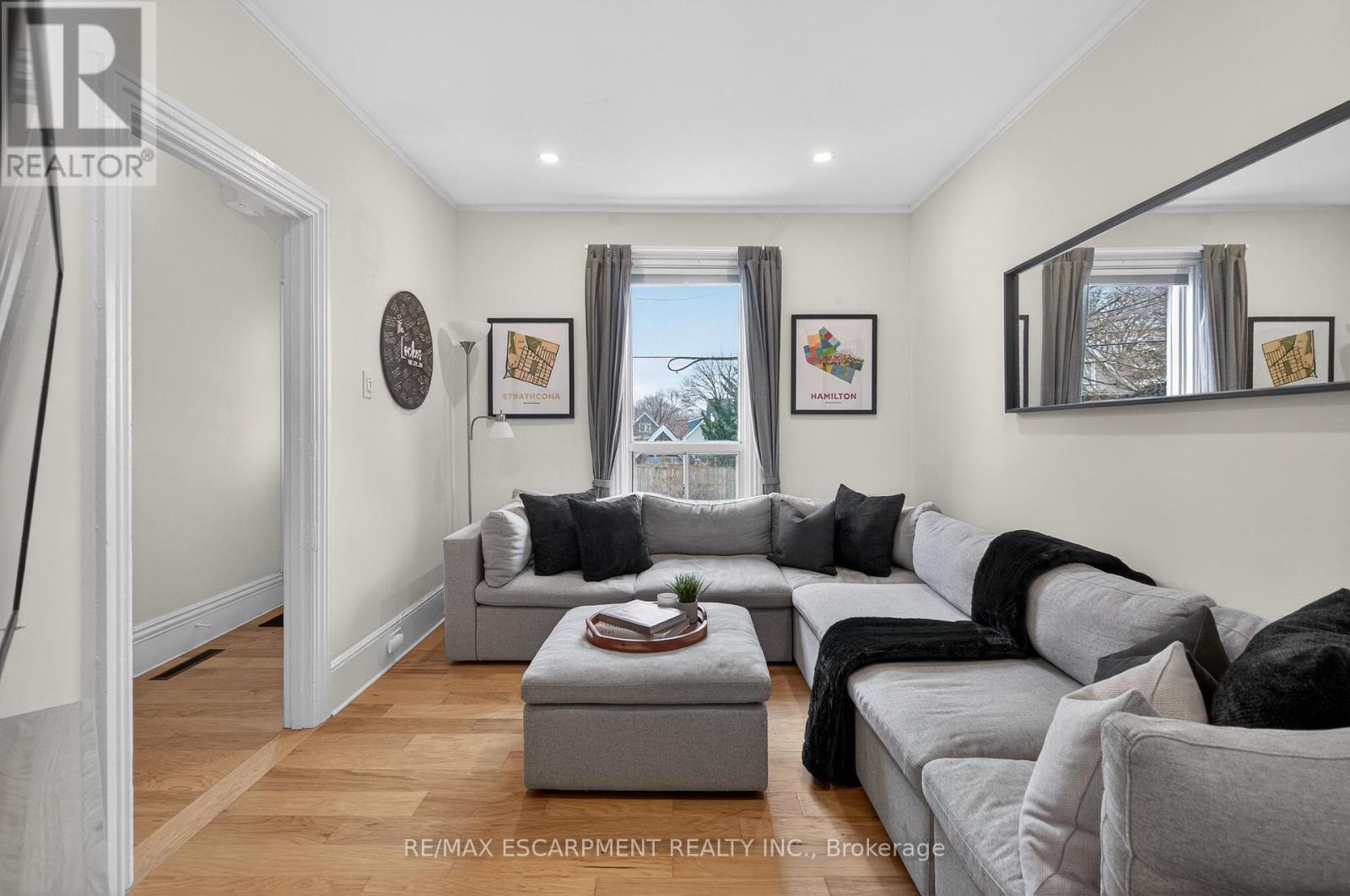 14 Lochearne Street, Hamilton, ON - Indoor Photo Showing Living Room