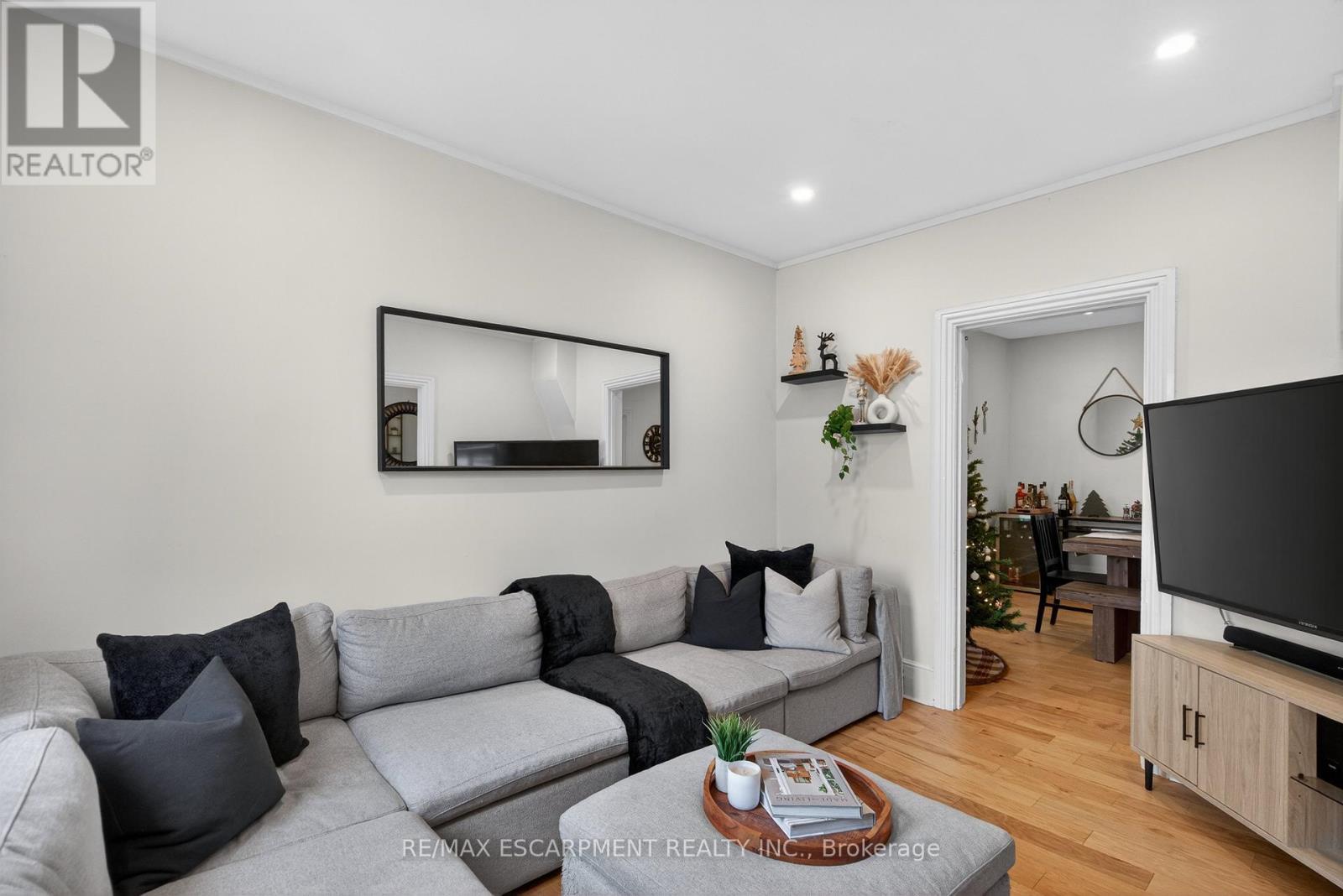 14 Lochearne Street, Hamilton, ON - Indoor Photo Showing Living Room