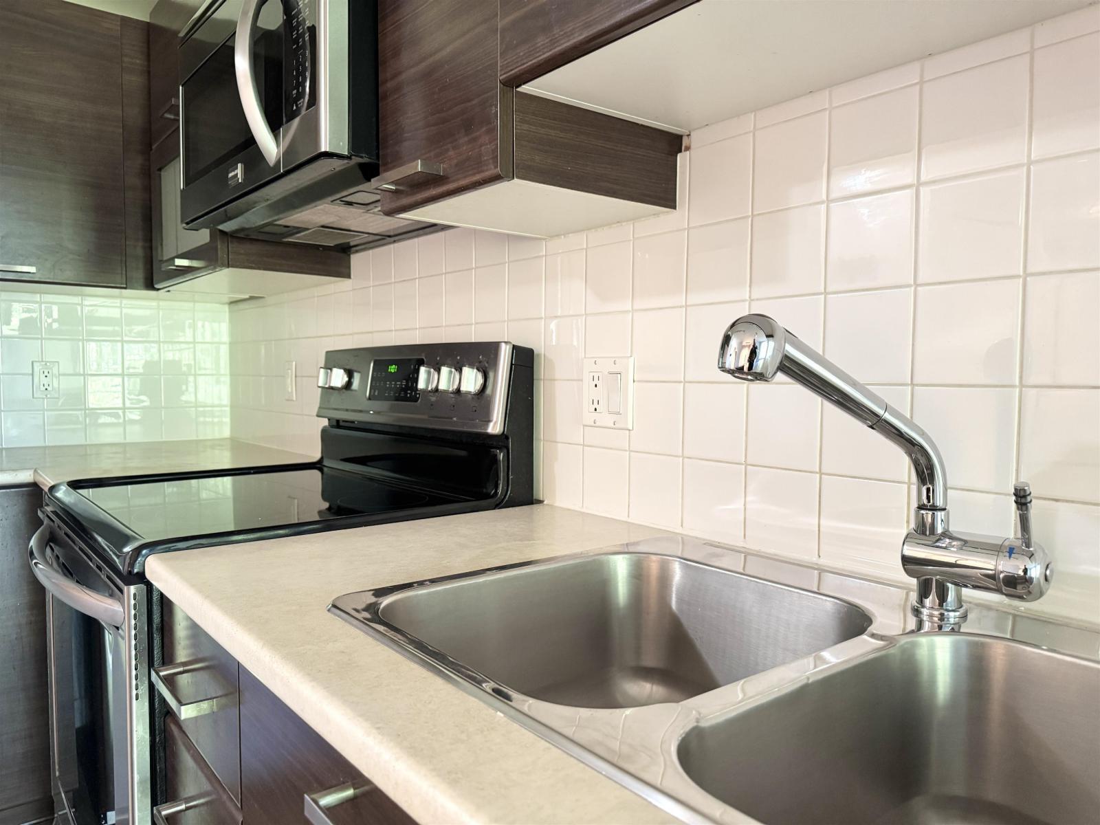 419 10707 139 Street, Surrey, BC - Indoor Photo Showing Kitchen With Double Sink