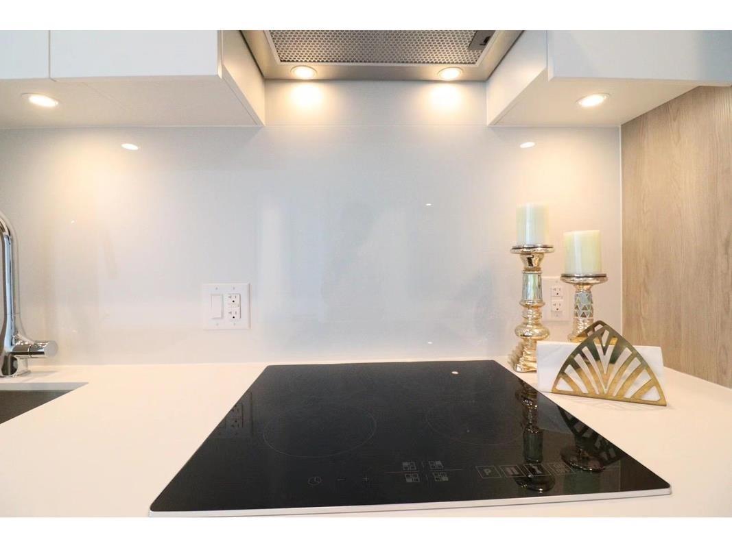 1607 13615 Fraser Highway, Surrey, BC - Indoor Photo Showing Other Room