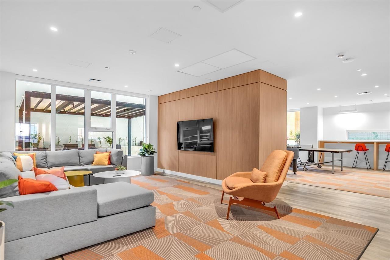 1607 13615 Fraser Highway, Surrey, BC - Indoor Photo Showing Living Room With Fireplace