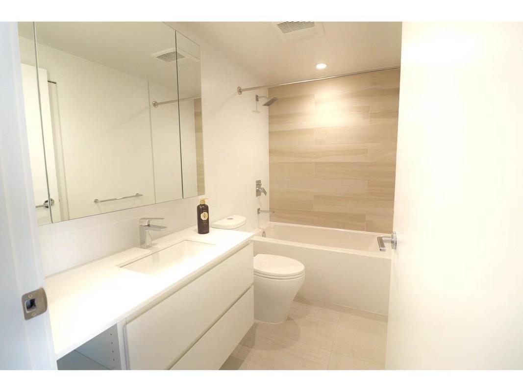 1607 13615 Fraser Highway, Surrey, BC - Indoor Photo Showing Bathroom