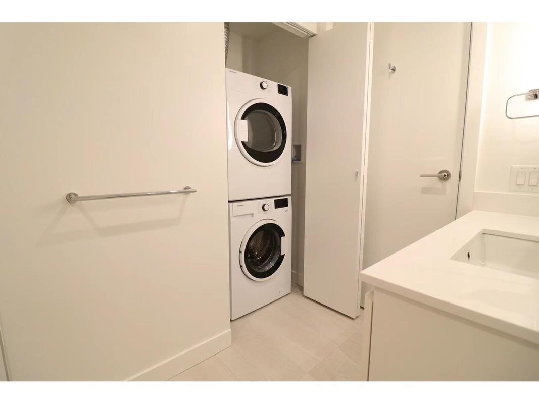 1607 13615 Fraser Highway, Surrey, BC - Indoor Photo Showing Laundry Room