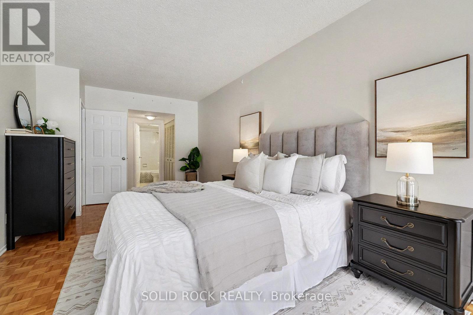 room for a king sized bed - 108 - 2871 Richmond Road, Ottawa, ON - Indoor Photo Showing Bedroom