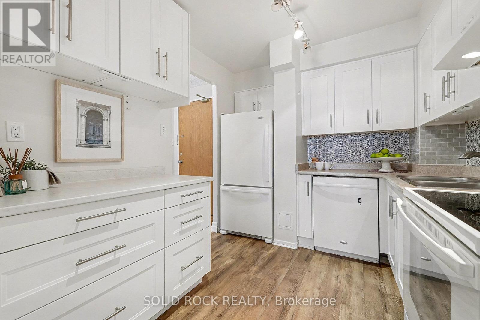 Extra drawers and counters - 108 - 2871 Richmond Road, Ottawa, ON - Indoor Photo Showing Kitchen