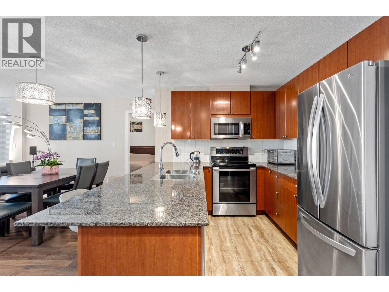 1106 610 Victoria Street, New Westminster, BC - Indoor Photo Showing Kitchen With Double Sink