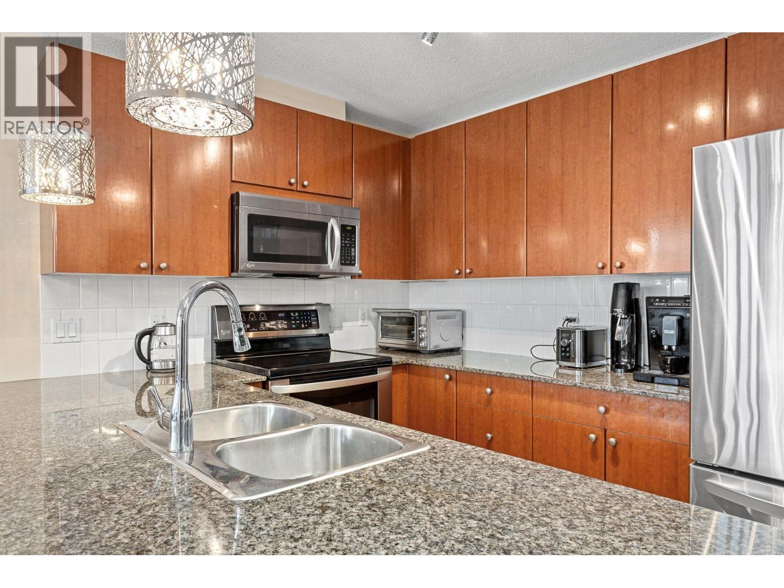 1106 610 Victoria Street, New Westminster, BC - Indoor Photo Showing Kitchen With Double Sink With Upgraded Kitchen