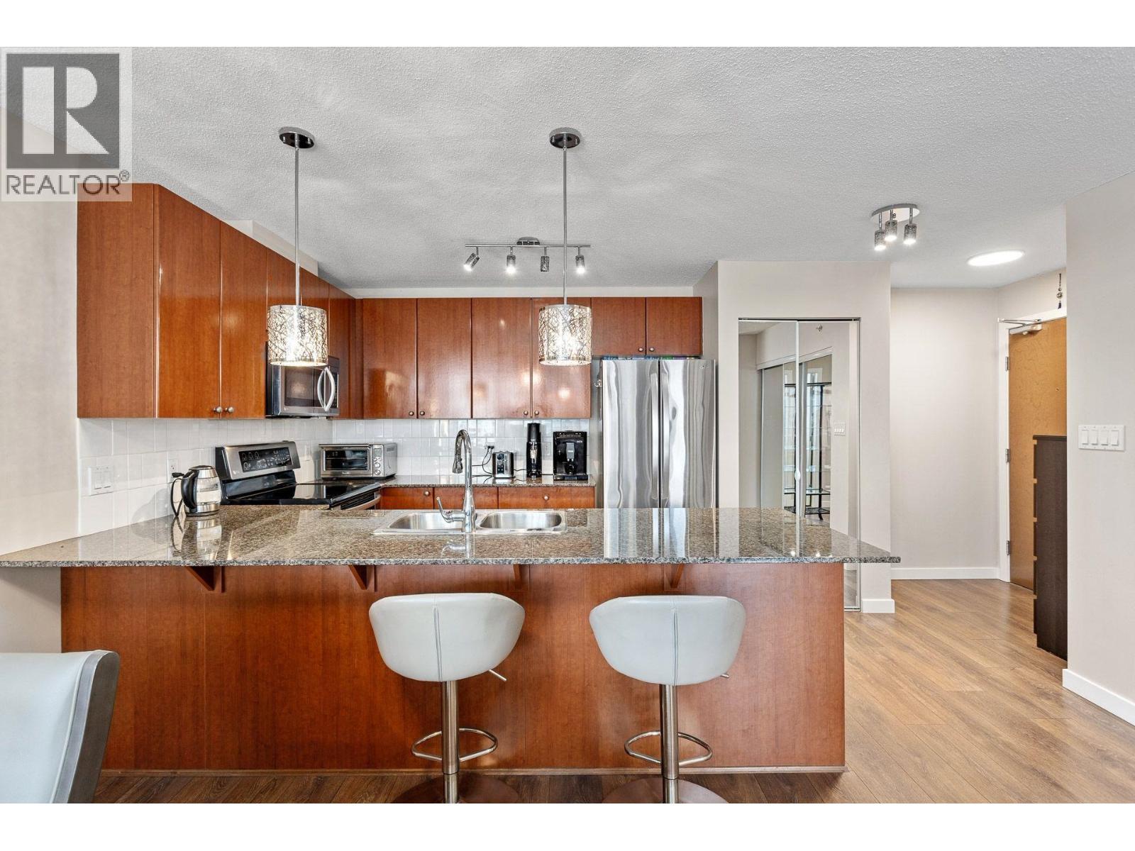 1106 610 Victoria Street, New Westminster, BC - Indoor Photo Showing Kitchen With Double Sink With Upgraded Kitchen