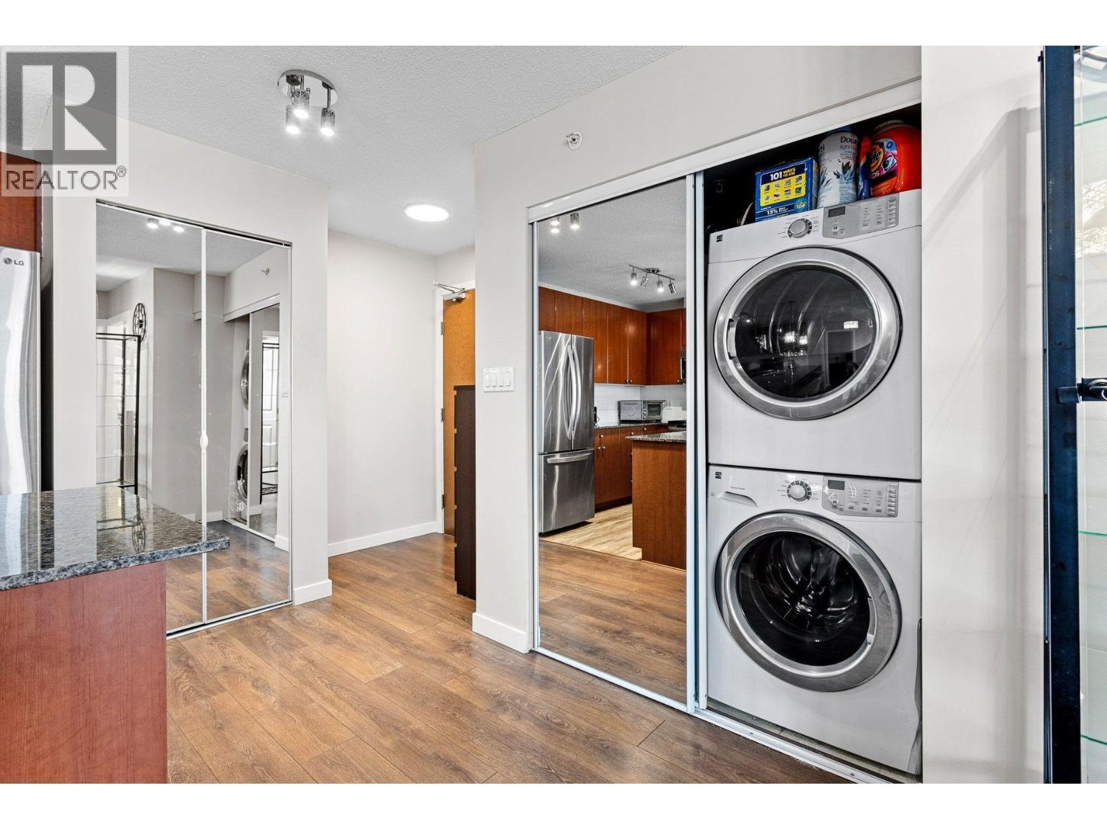 1106 610 Victoria Street, New Westminster, BC - Indoor Photo Showing Laundry Room