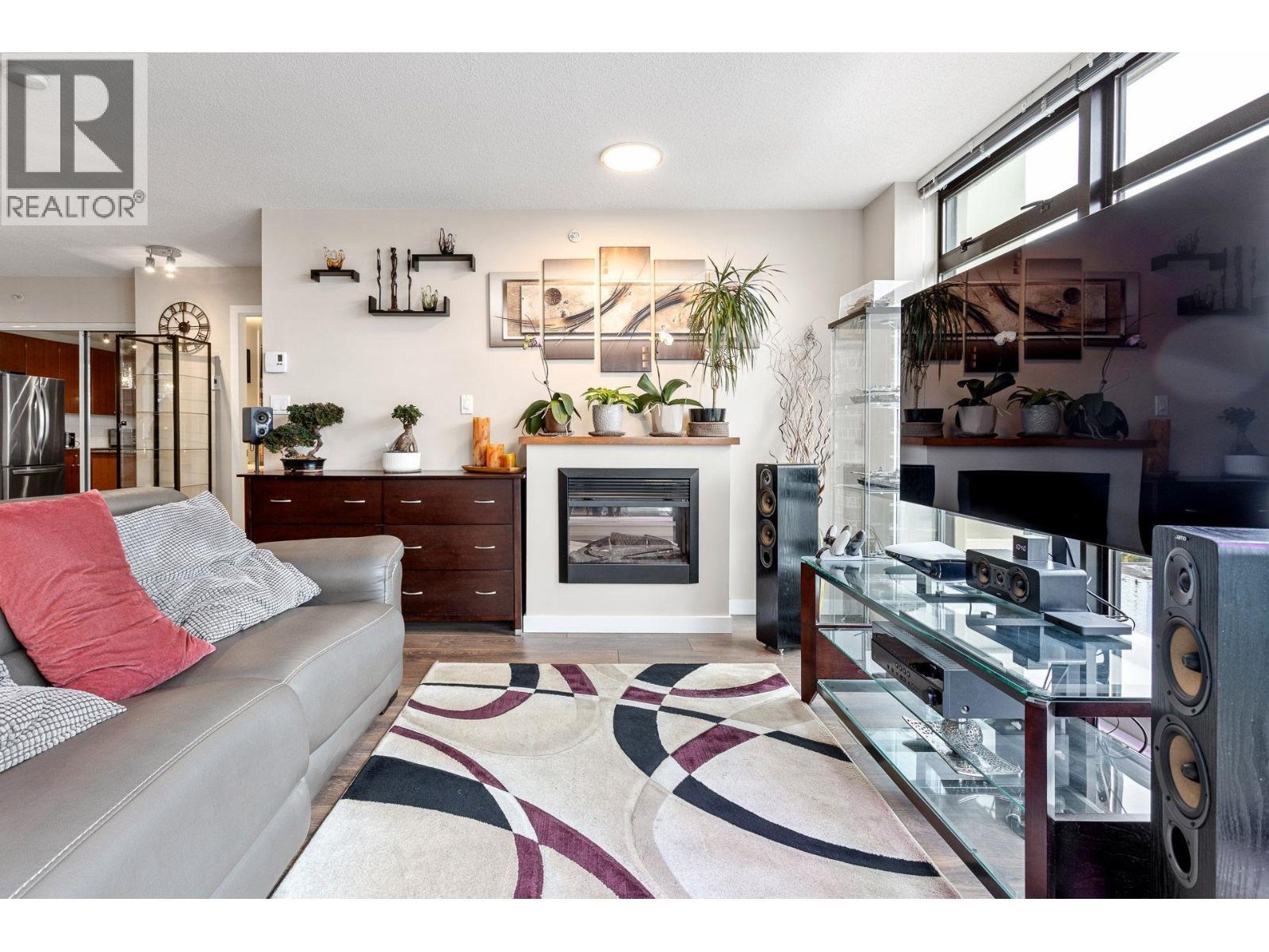 1106 610 Victoria Street, New Westminster, BC - Indoor Photo Showing Living Room With Fireplace