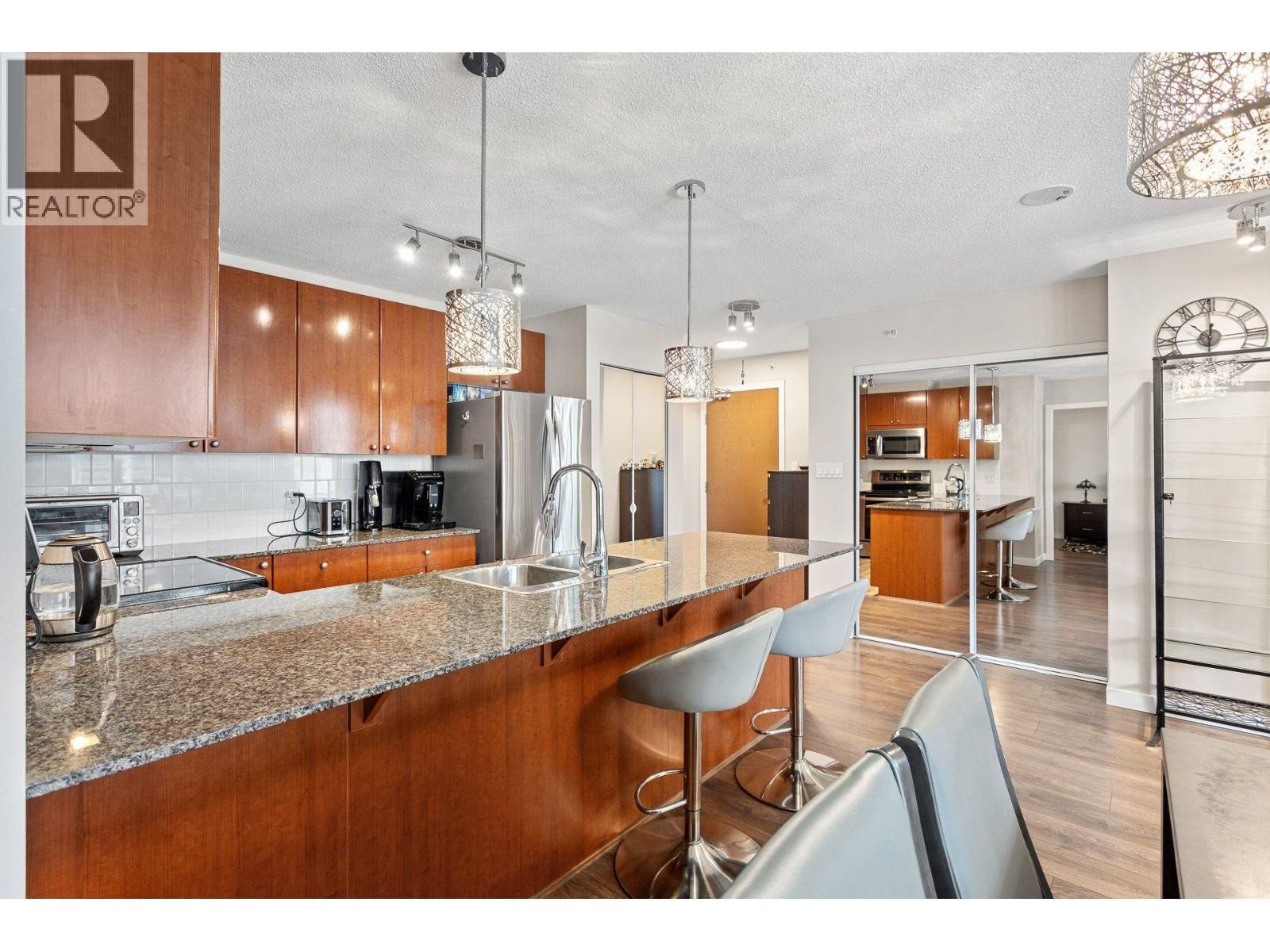 1106 610 Victoria Street, New Westminster, BC - Indoor Photo Showing Kitchen With Double Sink With Upgraded Kitchen