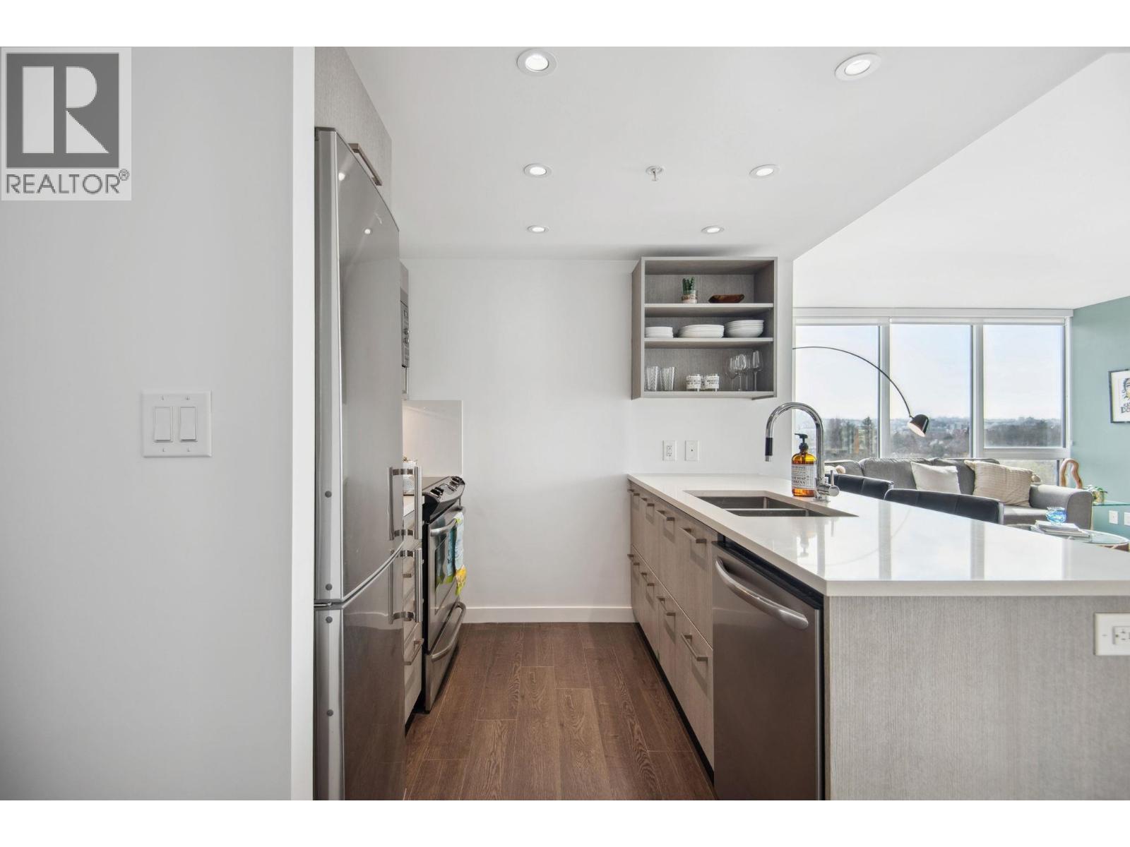 808 933 E Hastings Street, Vancouver, BC - Indoor Photo Showing Kitchen With Double Sink With Upgraded Kitchen