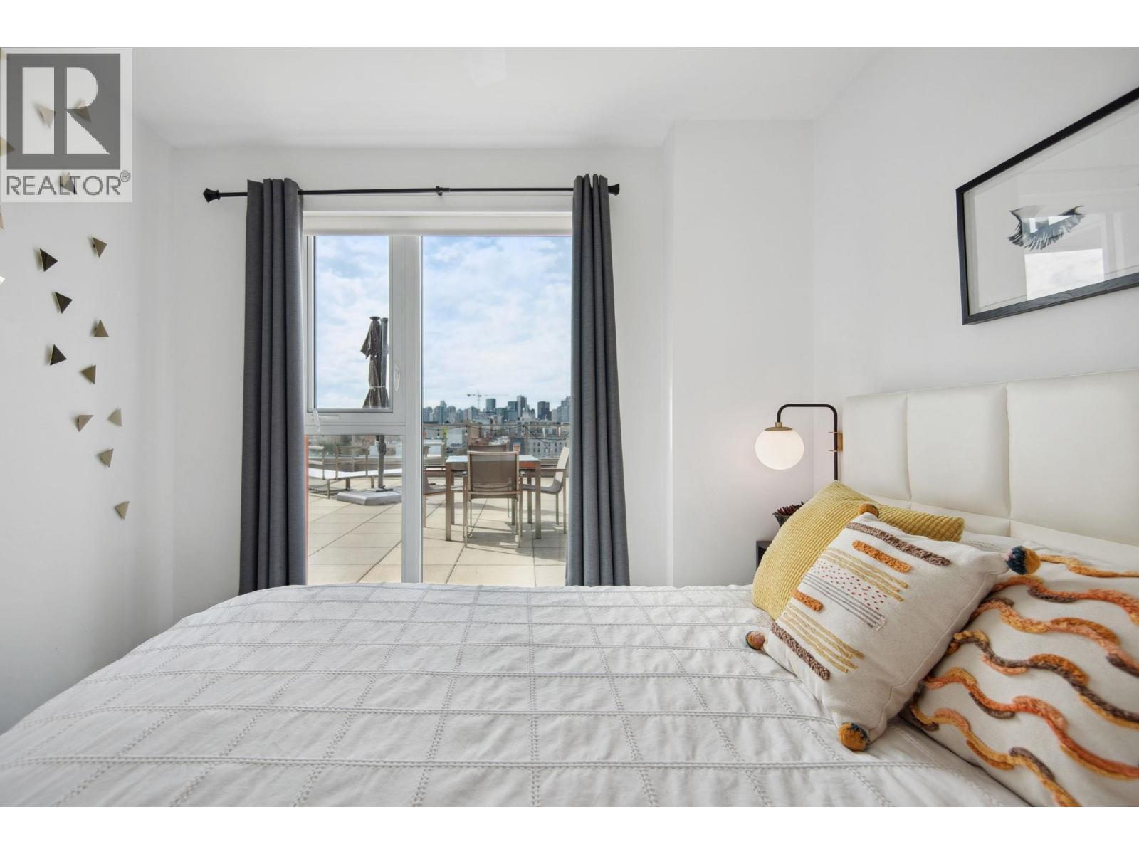 808 933 E Hastings Street, Vancouver, BC - Indoor Photo Showing Bedroom