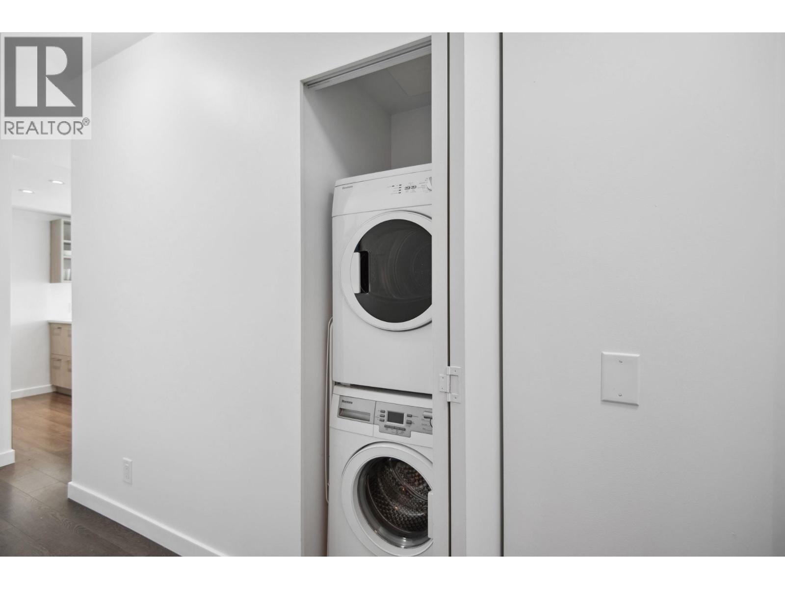 808 933 E Hastings Street, Vancouver, BC - Indoor Photo Showing Laundry Room