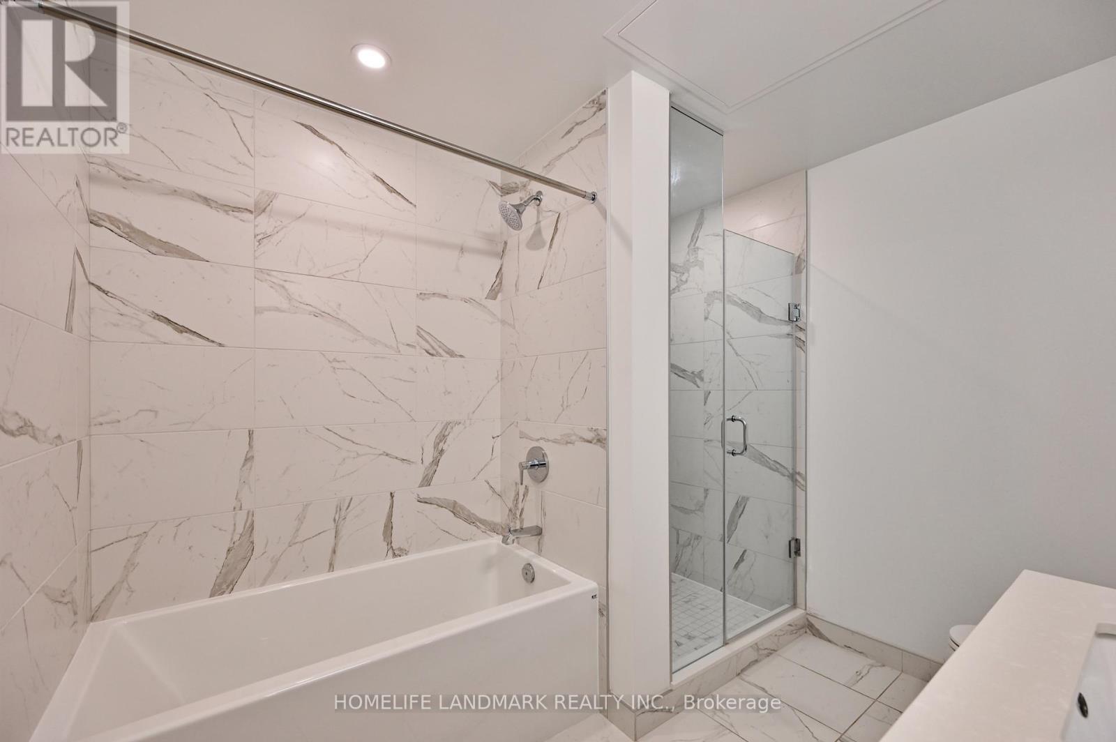 814 - 33 Frederick Todd Way, Toronto, ON - Indoor Photo Showing Bathroom