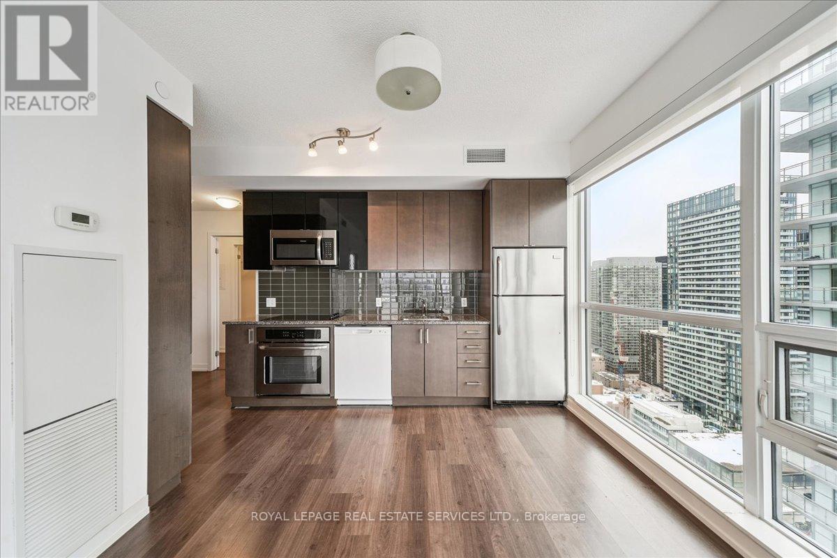 2807 - 89 Dunfield Avenue, Toronto, ON - Indoor Photo Showing Kitchen With Upgraded Kitchen