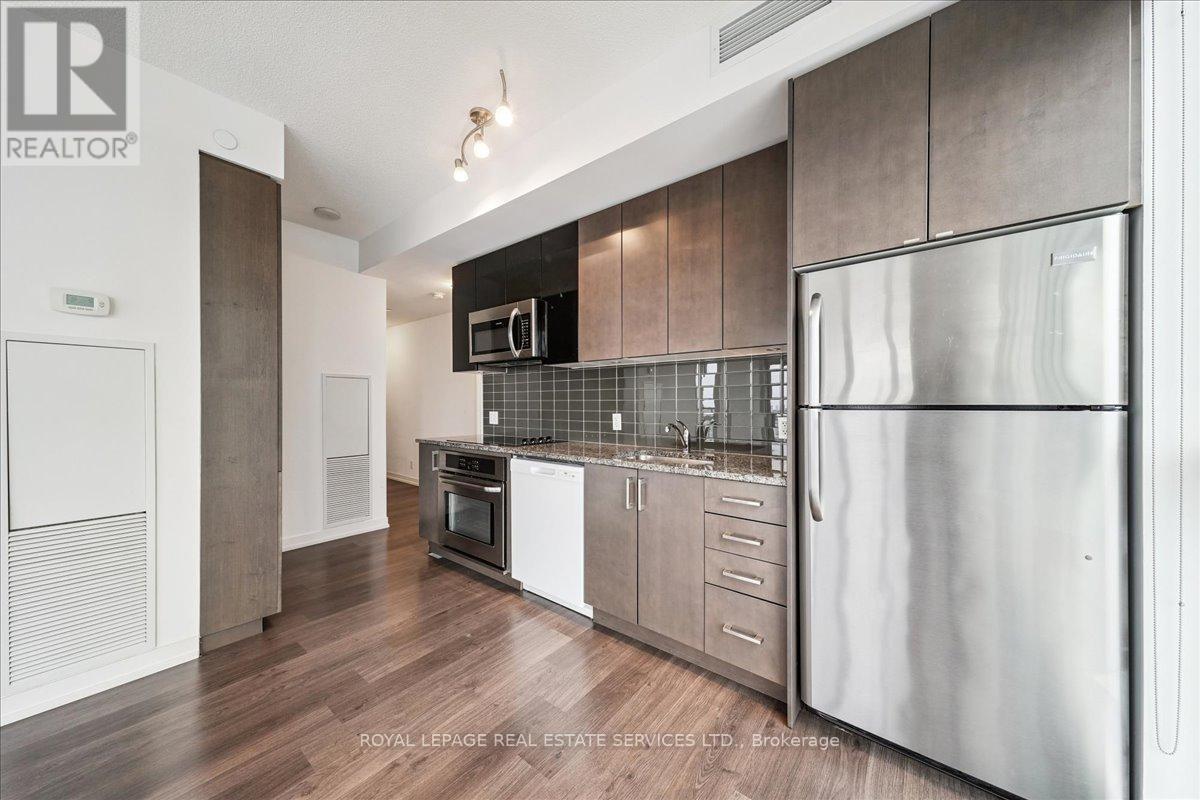 2807 - 89 Dunfield Avenue, Toronto, ON - Indoor Photo Showing Kitchen With Upgraded Kitchen
