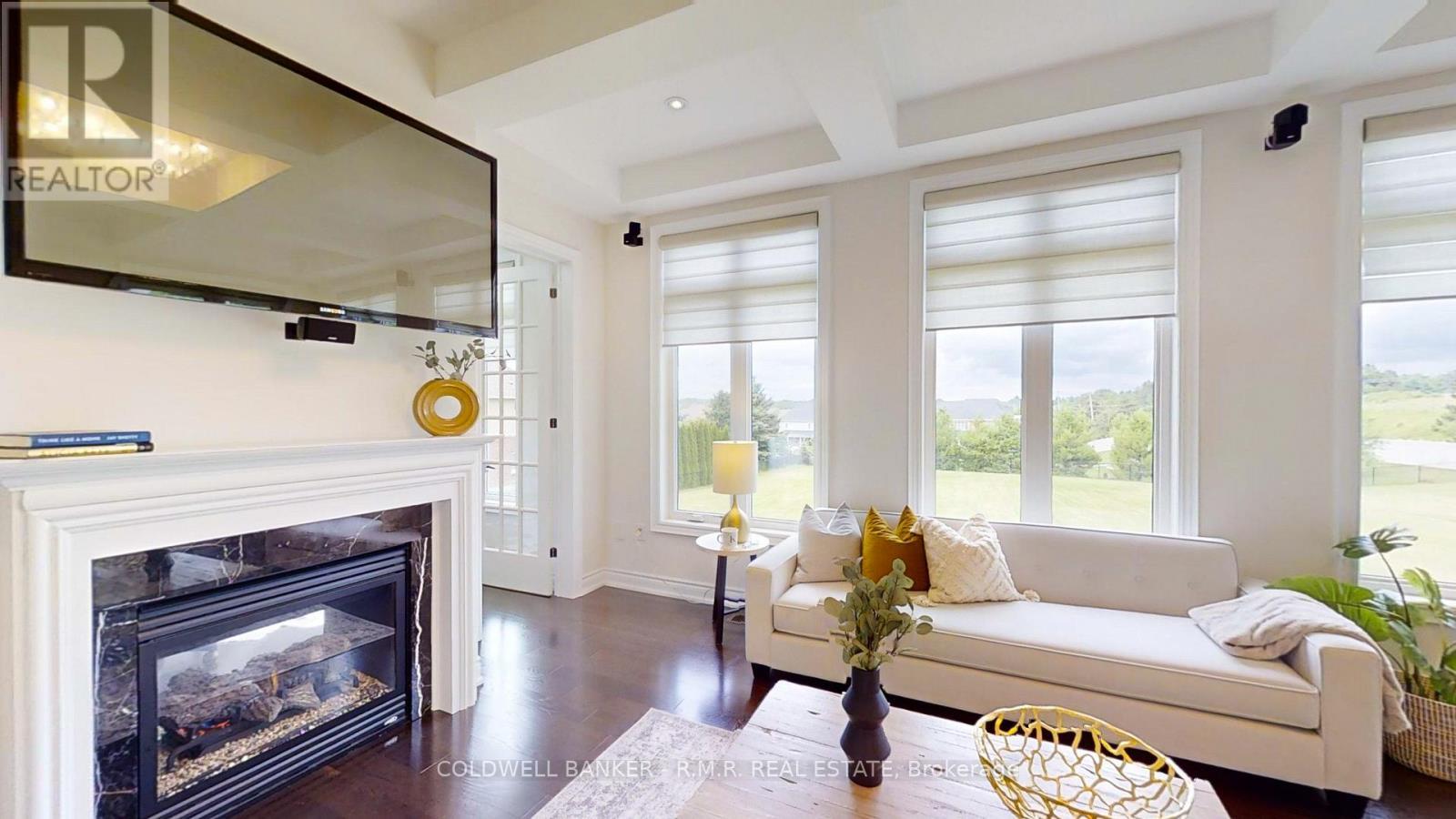 61-19 Forestgreen Drive, Uxbridge, ON - Indoor Photo Showing Living Room With Fireplace