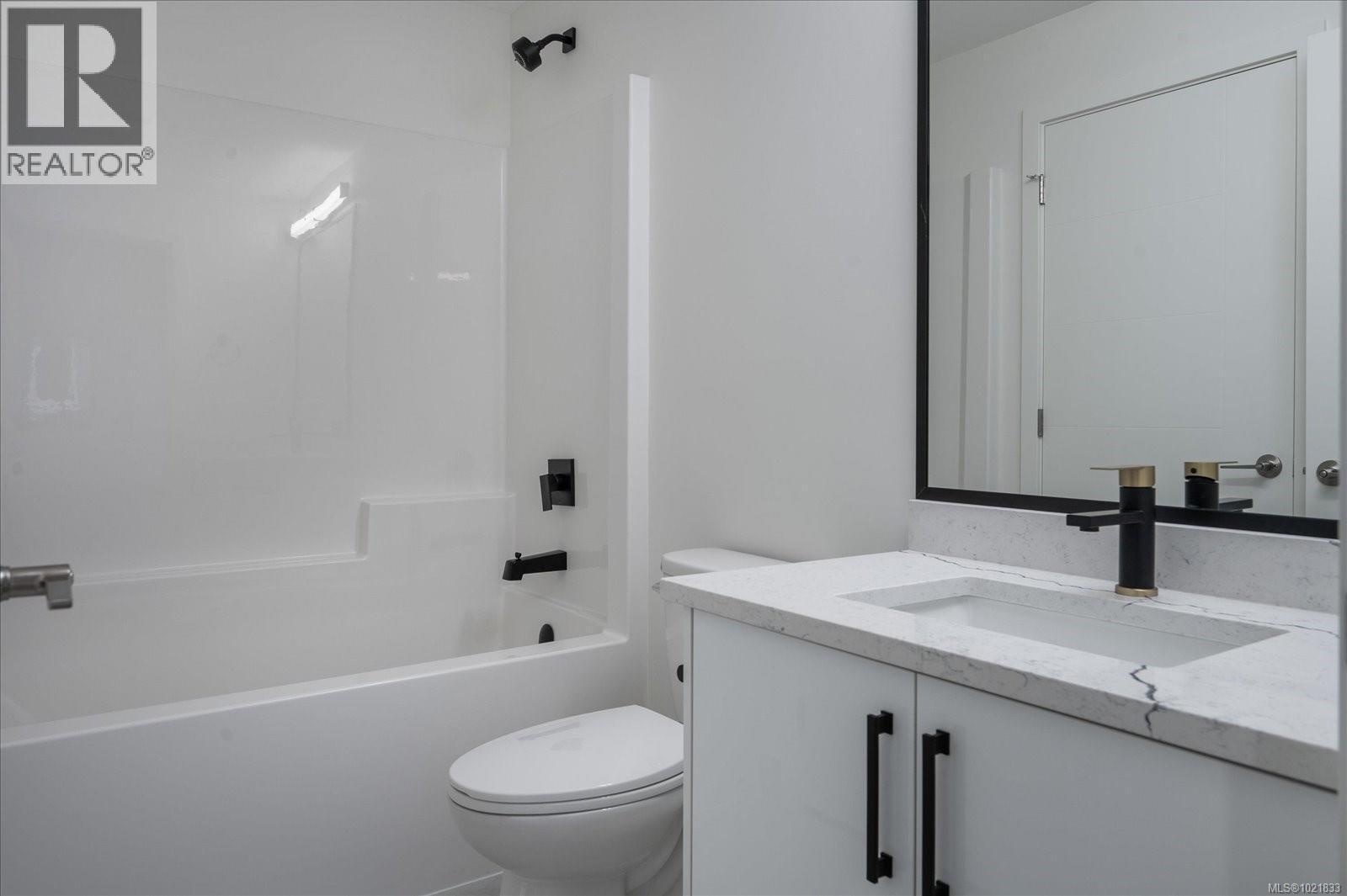 Full bath featuring vanity and shower / bathtub combination - 4680 Ambience Dr, Nanaimo, BC - Indoor Photo Showing Bathroom