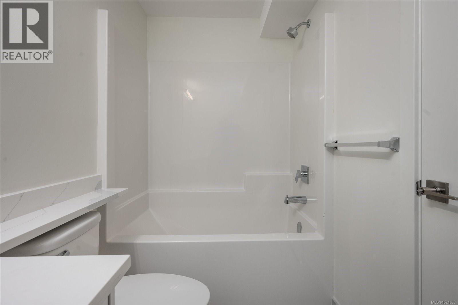 Bathroom featuring bathtub / shower combination and vanity - 4680 Ambience Dr, Nanaimo, BC - Indoor Photo Showing Bathroom