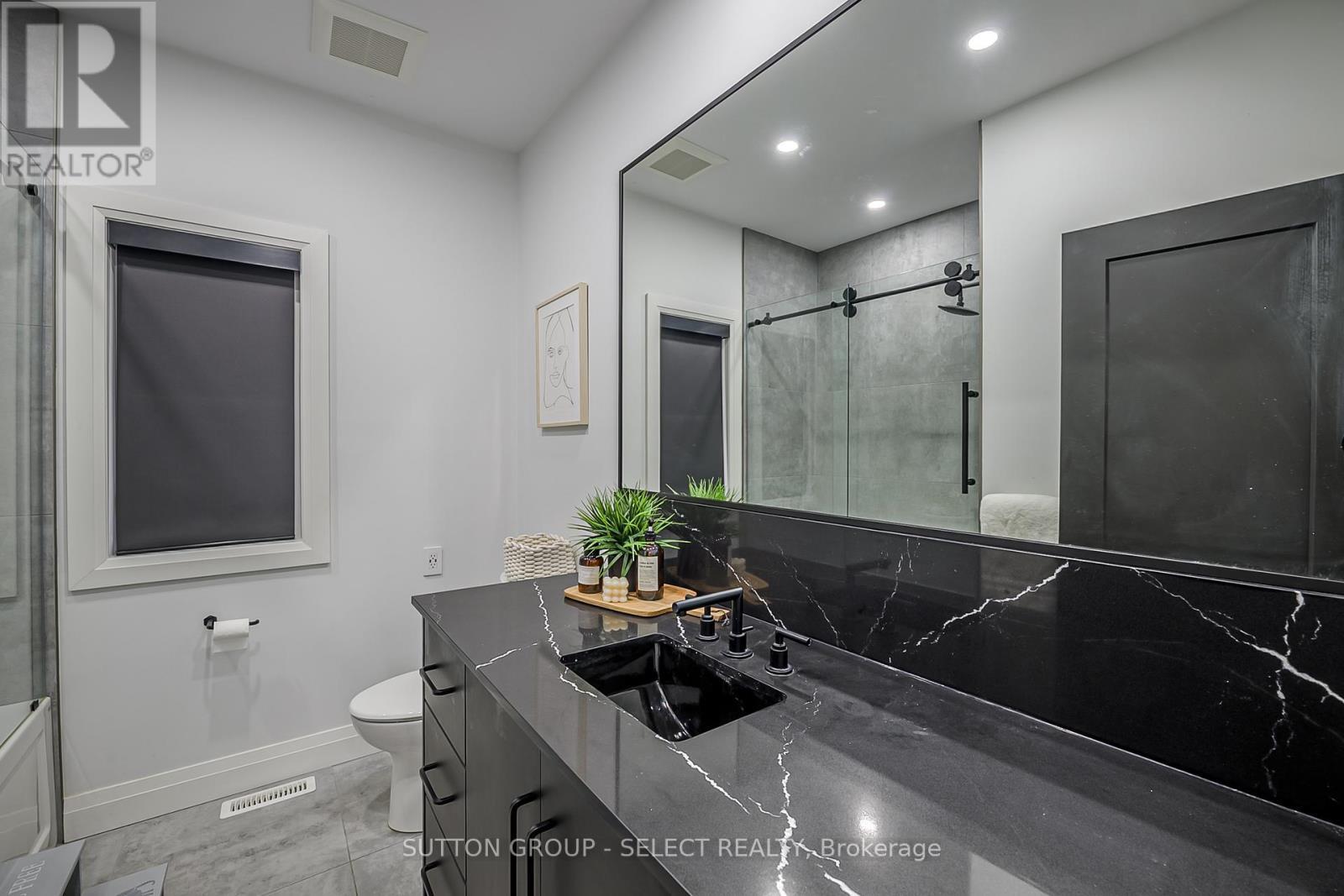 288 Windermere Court W, London North (North A), ON - Indoor Photo Showing Bathroom