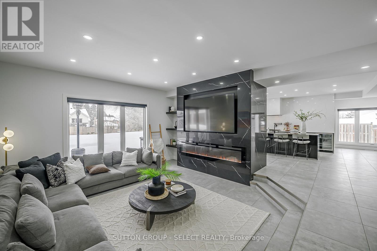 288 Windermere Court W, London North (North A), ON - Indoor Photo Showing Living Room