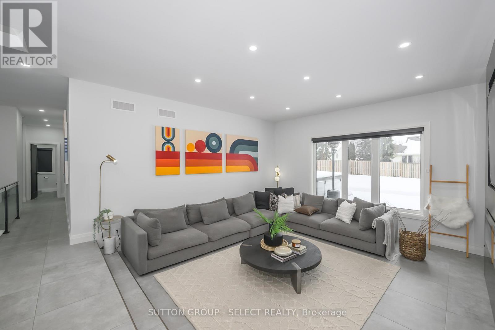 288 Windermere Court W, London North (North A), ON - Indoor Photo Showing Living Room