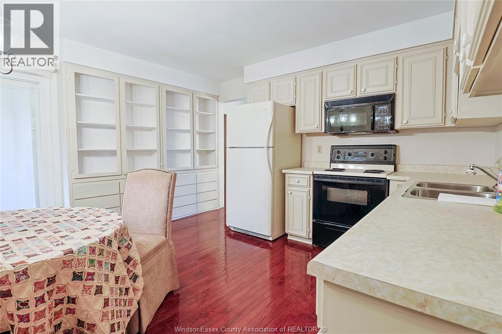 3190 Mulberry Court, Windsor, ON - Indoor Photo Showing Kitchen With Double Sink